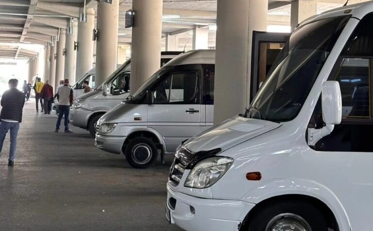 Arrin deri 60 për qind reduktimi i autobusëve në rrethe, paralajmërim për pezullim të shërbimit